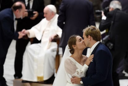 Una pareja de recién casados se besa durante la audiencia general semanal del Papa Francisco en la sala Pablo VI del Vaticano, este miércoles.