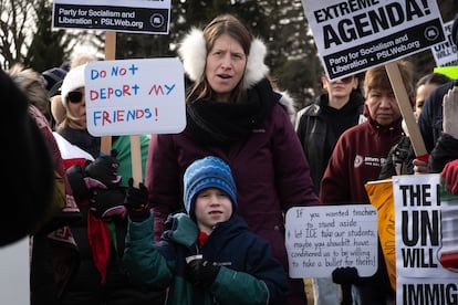 Miembros de poblaciones menos vulnerables se unieron a algunas de las manifestaciones en solidaridad con la comunidad migrante. En la imagen, una maestra y su hijo muestran carteles de apoyo en Waukegan, Illinois.