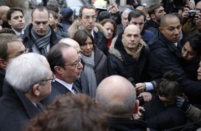 El president François Hollande atenent la premsa al lloc dels fets.
