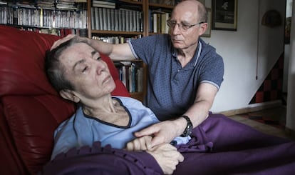 Ángel Hernández, with his wife, María José Carrasco, at home in Madrid in October 2018.