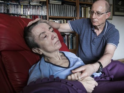 Ángel Hernández, with his wife, María José Carrasco, at home in Madrid in October 2018.