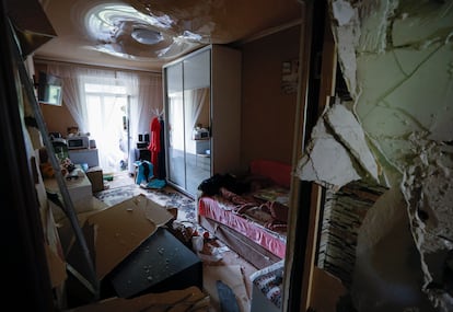 Interior de un apartamento dañado por el impacto de un cohete en Kiev, este jueves.