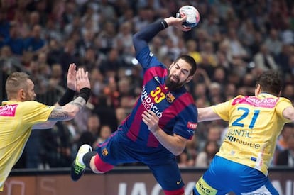 Karabatic lanza, entre Tkaczyk y Buntic.