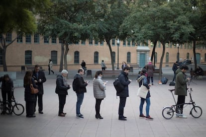 Fila para votar em uma escola em Barcelona.