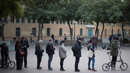 Fila para votar em uma escola em Barcelona.