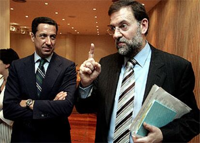 El líder del PP, Mariano Rajoy, a la derecha, junto al portavoz popular en el Congreso, Eduardo Zaplana.