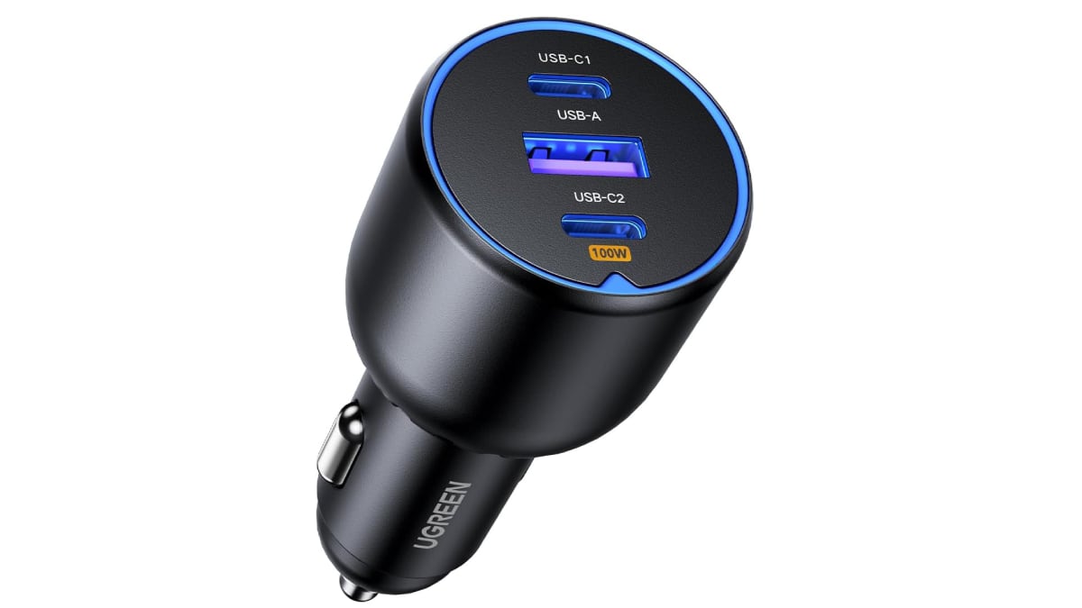 Cargador de coche con triple puerto USB, de Ugreen.