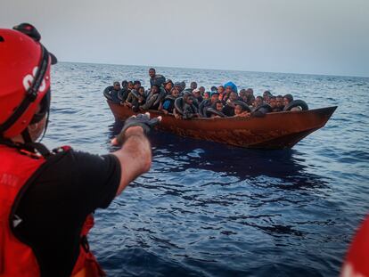 El buque de rescate 'Aita Mari' de la ONG Salvamento Marítimo Humanitario rescata a un grupo de migrantes al suroeste de Lampedusa, este jueves.