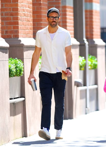 El actor cuida su estilo más allá de la alfombra roja. Una prueba de ello es esta imagen de Reynolds paseando por la calles de Nueva York con unos pantalones chinos entallados, una camisa lisa y una gorra.