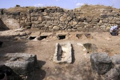 Tumbas del siglo VII con restos humanos del yacimiento visigodo de Los Hitos, en Arisgotas.