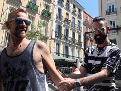 Una pareja homosexual se coge del brazo en el barrio de Chueca.