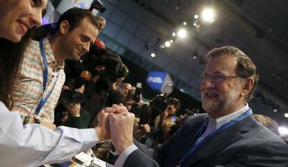 Mariano Rajoy saluda a miembros de la organización.