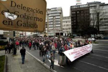 La plantilla de la fábrica de armas de A Coruña, compuesta por 172 trabajadores, se manifestó esta mañana por las calles de la ciudad, para protestar contra el cierre de la factoría previsto por la multinacional General Dynamics.