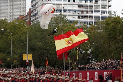 Al inicio del acto cuando el paracaidista encargado de descender con la enseña nacional, el cabo primero Luis Fernando Pozo, se ha quedado enganchado de una farola sobre una de las tribunas de invitados y ha tenido que ser rescatado por un vehículo-grúa VAMTAC del Ejército de Tierra.