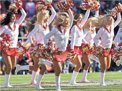 Actuación de las cheerleaders de Kansas City durante un partido en el estadio Arrowhead