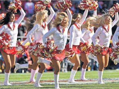 Actuación de las cheerleaders de Kansas City durante un partido en el estadio Arrowhead