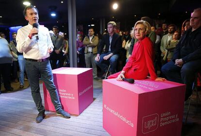  El candidato a la presidencia de la Junta de Andalucia por UPyD, Mart&iacute;n de la Herran, a la izquierda, acompa&ntilde;ado por la l&iacute;der del partido, Rosa D&iacute;ez, durante el acto de cierre de campa&ntilde;a que han celebrado esta tarde en M&aacute;laga.