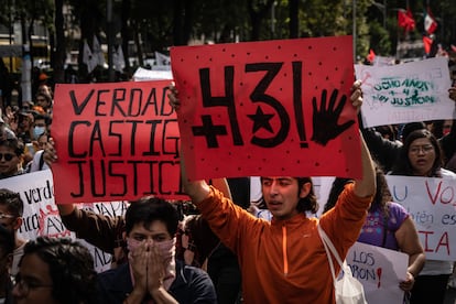 "Verdad, castigo, justicia" lee uno de los letreros que portan manifestantes en la marcha, resumiendo así las exigencias al gobierno actual respecto al caso.