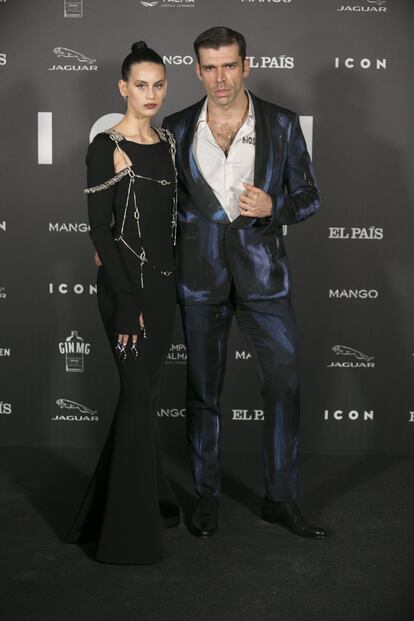 La actriz Milena Smit, galardonada con el premio actriz ICON y vestida de Givenchy, junto al actor Fernando Valdivielso.