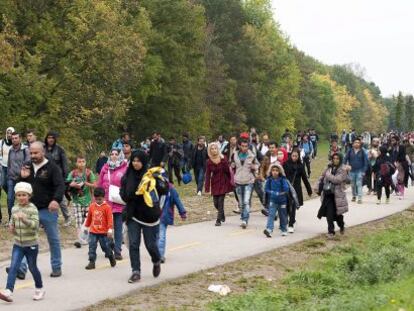 Refugiados en la localidad h&uacute;ngara de Hegyeshalom camino de Austria y Alemania. 