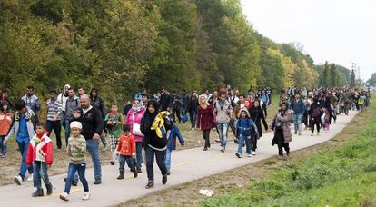 Refugiados en la localidad h&uacute;ngara de Hegyeshalom camino de Austria y Alemania. 