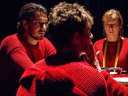 Carmen Machi acaricia a Patrick Criado, en presencia de Pilar Castro y Santi Mar&iacute;n, en un ensayo de &#039;Cronolog&iacute;a de las bestias&#039;.