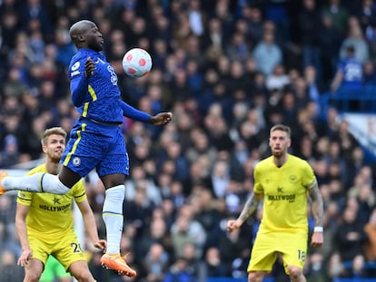 Lukaku controla un balón aéreo en el partido contra el Brentford el sábado en Stamford Bridge.