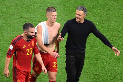 Luis Enrique conversa con Carvajal (izquierda) y Dani Olmo este domingo tras el empate entre España y Alemania en el estadio Al Bayt, en Jor (Qatar).