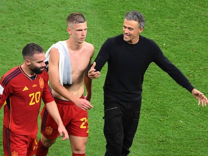 Luis Enrique conversa con Carvajal (izquierda) y Dani Olmo este domingo tras el empate entre España y Alemania en el estadio Al Bayt, en Jor (Qatar).