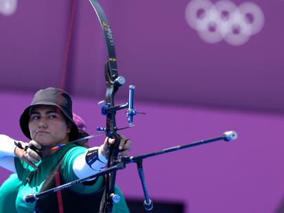 La mexicana Alejandra Valencia durante la prueba de tiro con arco mixto, en Tokio.