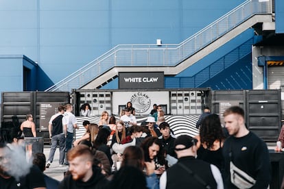 El espacio The Yard, dentro de la discoteca, permite tomar un poco de aire fresco y recargar energa en sus puestos de comida. 