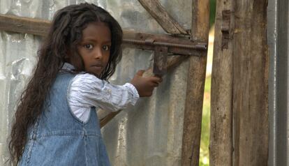 La niña etíope de la melena lacia (Addis Abeba).