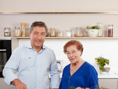 Retrato de Joan Roca y su madre, Montserrat Fontané. Portada del libro 'Cocina madre' (Planeta Gastro).