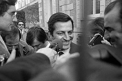 Adolfo Suárez nació el 25 de septiembre de 1932 en Cebreros (Ávila). Durante años desempeñó diferentes cargos dentro de la estructura del Régimen franquista bajo la protección de Fernando Herrero Tejedor (ex-gobernador civil de Ávila) quien le apoyó desde el principio.