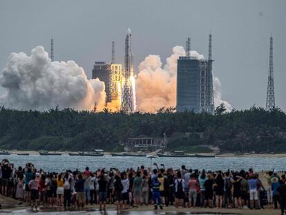 Una multitud observa el lanzamiento del cohete 'Larga Marcha-5B', que transporta el primer módulo de la estación espacial china, en el centro de lanzamiento espacial Wenchang en la isla de Hainan. China ha lanzado la cápsula central de su estación espacial, embarcándose en la construcción de una de las instalaciones espaciales más grandes y sofisticadas de su programa espacial.