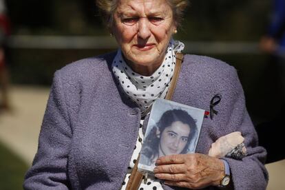 Antonia Santiago Garc&iacute;a sostiene una fotograf&iacute;a de su hija Mar&iacute;a Dolores Dur&aacute;n, muerta en los atentados de 11-M, en el homenaje celebrado hoy en memoria de las v&iacute;ctimas en el Bosque de los Ausentes, en el parque madrile&ntilde;o de El Retiro. 