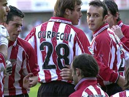 Los jugadores del Athletic posan en grupo antes del partido con la camiseta de Gurpegui.