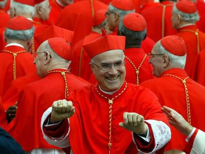 El secretario de Estado del Vaticano Tarcisio Bertone, cuando concluyó el cónclave que eligió al Papa Benedicto XVI en 2005.