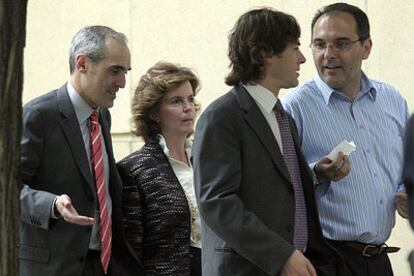 El juez Santiago Pedraz (segundo por la derecha), a su llegada a la Audiencia Nacional.