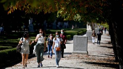 Ciudadanos paseando por el parque del Retiro de Madrid, este sábado.