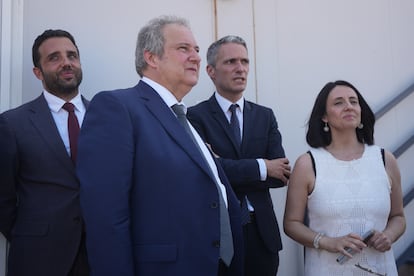 El ministro de Industria, Jordi Hereu (segundo por la izquierda), atiende a los medios junto a la secretaria de estado de Industria, Rebeca Torró, en Sagunto (Valencia), este jueves.