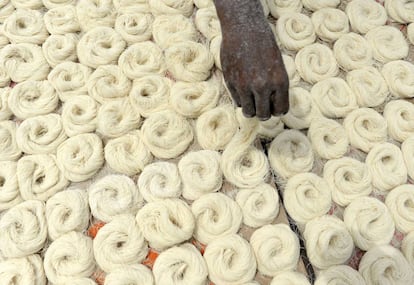 Un trabajador indio seca fideos finos, que se utiliza para hacer el 'sheerkhorma', un plato dulce tradicional preparado durante el mes del Ramadán en Chennai.