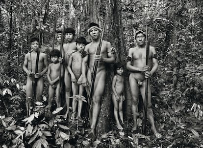 Homens da tribo awá, em seu habitat natural, em plena Amazônia brasileira. Os integrantes deste grupo indígena são principalmente caçadores-coletores e horticultores nômades.