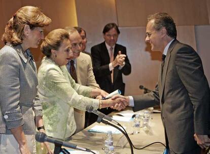 La infanta Margarita entrega el premio de Unicef a Pedro Garca Guilln.