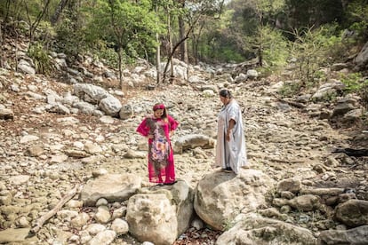 Janet y Norka, activistas de Fuerza de Mujeres Wayúu, posan en un río seco cercano a una multinacional minera que actúa en La Guajira, al norte de Colombia.