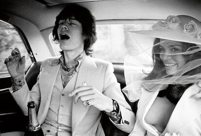 El líder de los Rolling Stones, Mick Jagger, y la nicaragüense Bianca Pérez Morena de Marcias se convirtieron enmarido y mujer tras una ceremonia celebrada en Saint Tropez (Francia) el 12 de mayo de 1971. Ambos fueros vestidos de blanco por el diseñador Yves Saint Laurent.