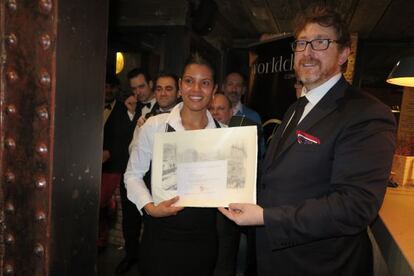 La ganadora del certamen de bartender recibe la distinción de manos de Jon Saez.