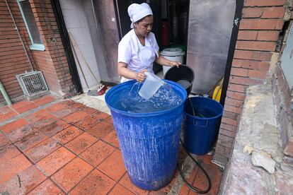 Una cocinera utiliza el agua recolectada en un restaurante en Bogotá, el día 26 de abril 2024. 