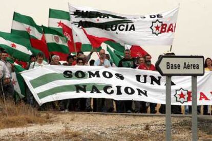 Cabecera de la marcha a Morón de ayer tras el lema <i>Somos una nación.</i>