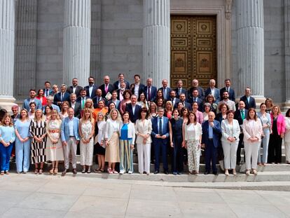 El grupo socialista se fotografía ante la Puerta de los Leones del Congreso para celebrar la aprobación de la ley de paridad.